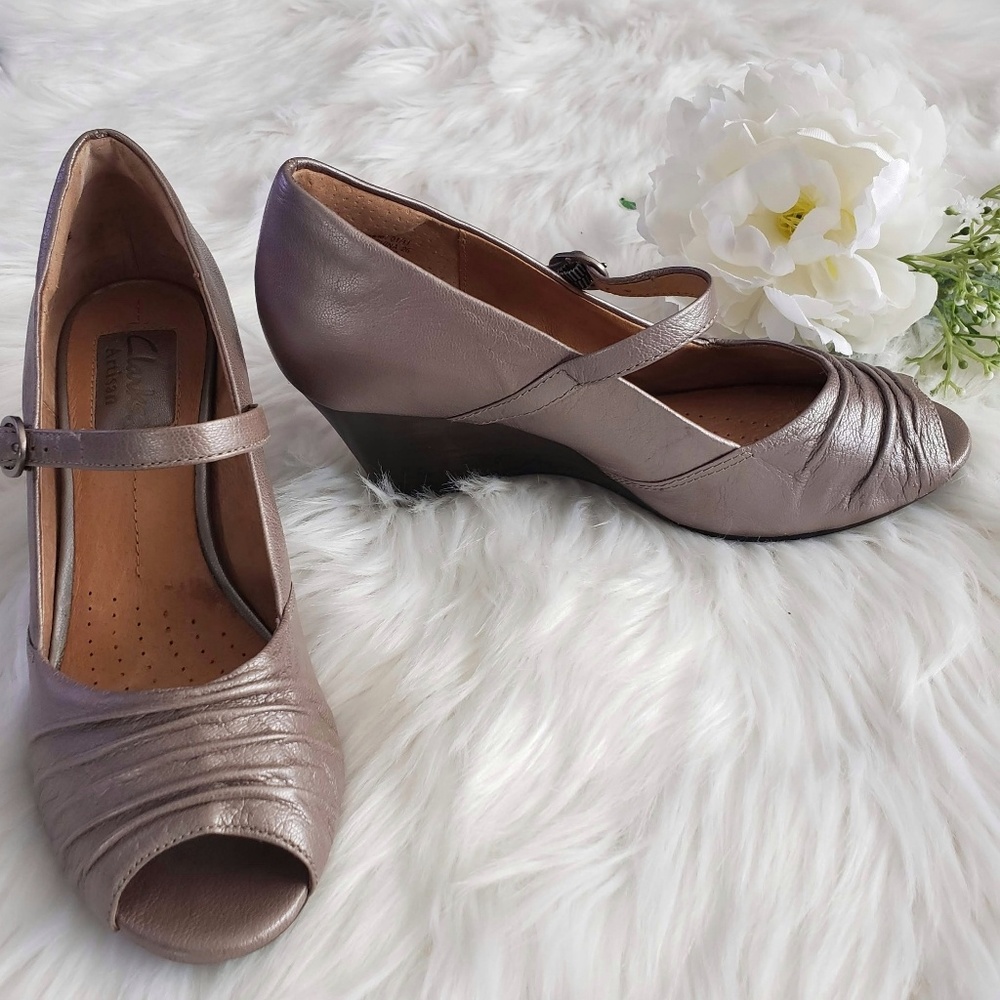 Clarks Artisan 6.5M Metallic Rose Peep Toe Wedges